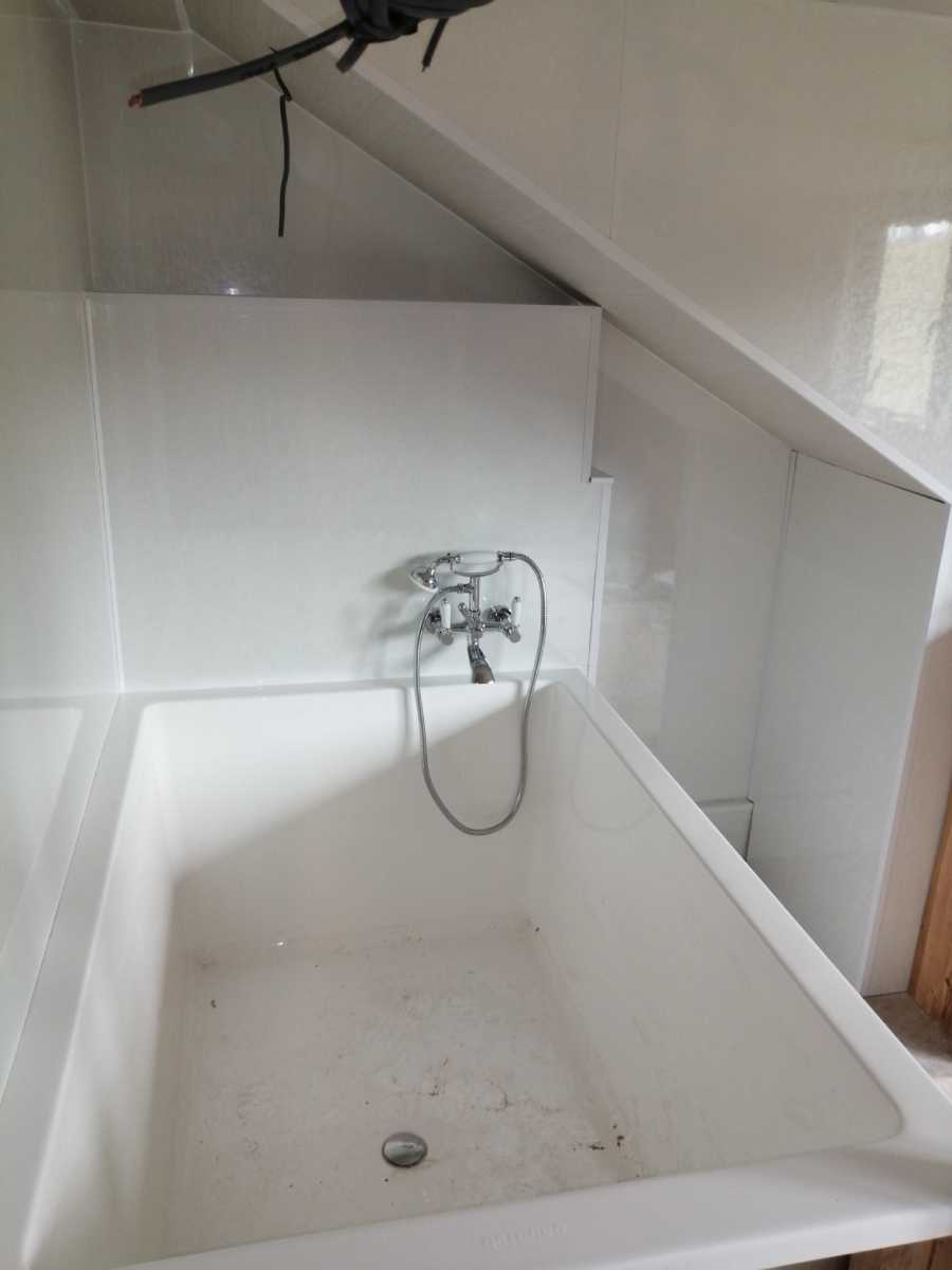 Giant-sized bath with mixer taps installed
