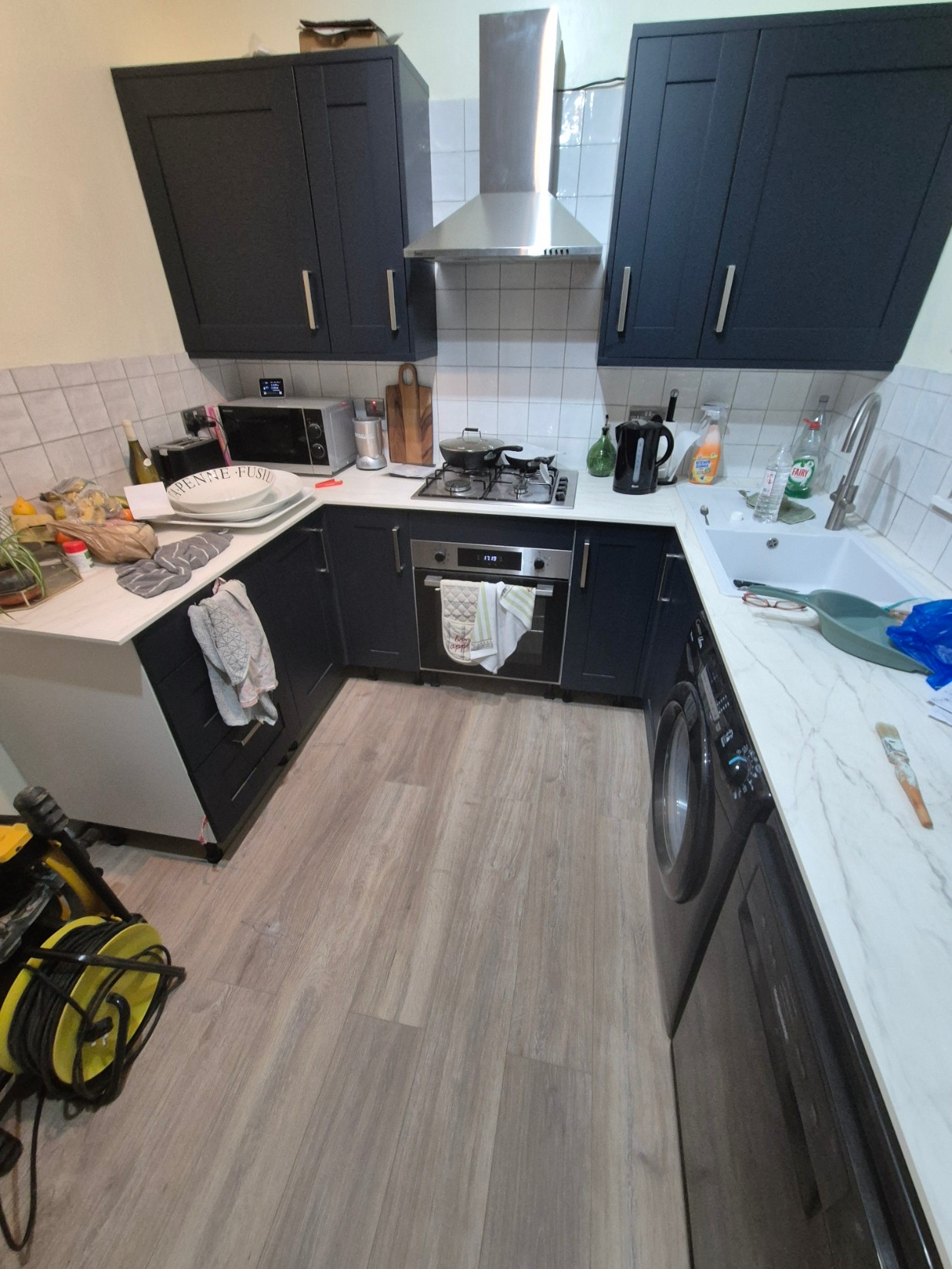 Wicks kitchen is fully fitted and finished, plugs, taps, tiling and flooring all finished